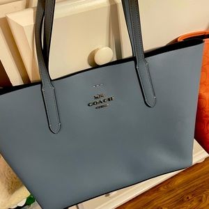 Authentic Coach tote in great condition! Perfect for Spring!